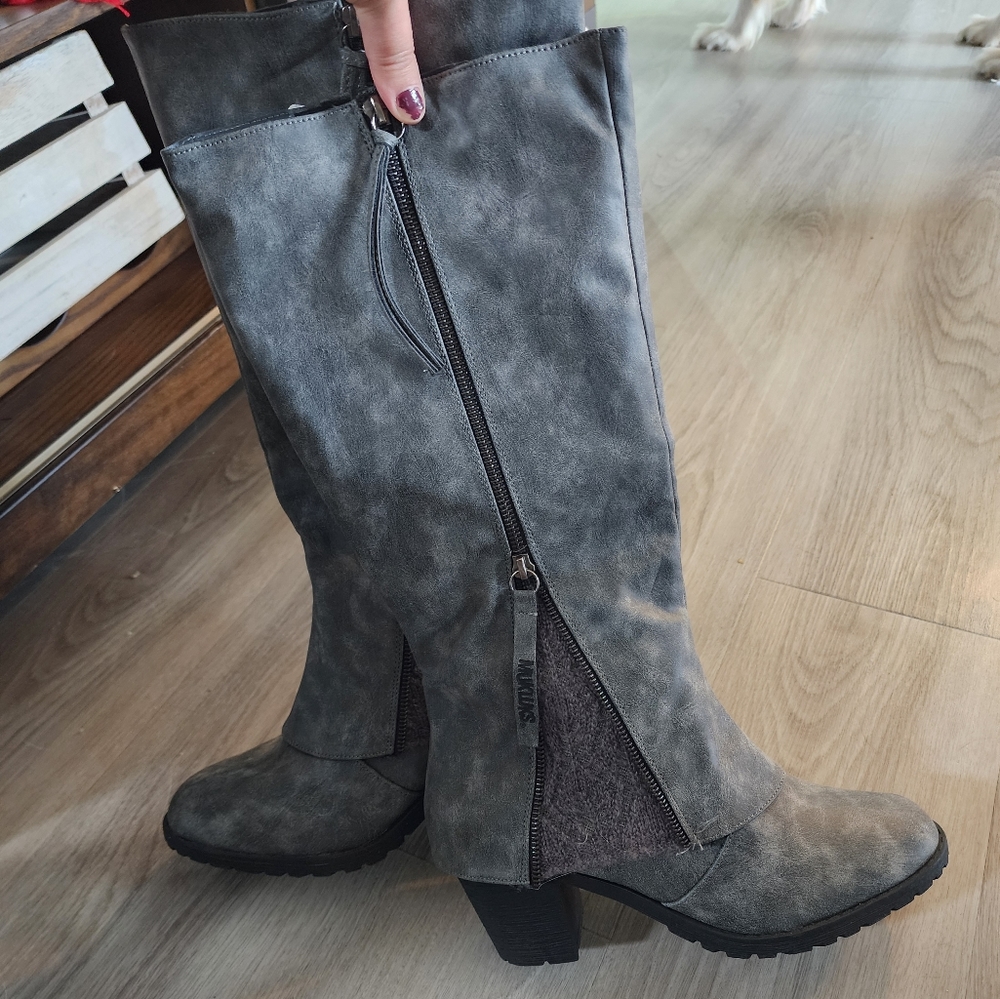 Muk luk grey boots size 10!
